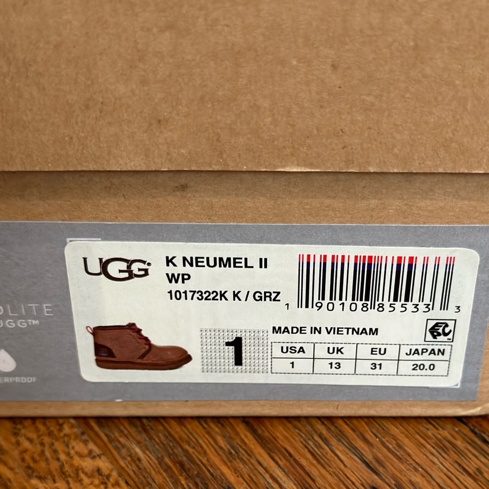 Kids UGG Neumel - NEW worn once for pictures! So soft & warm. Box included!